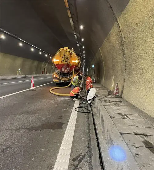 永兴隧道排水渠清淤